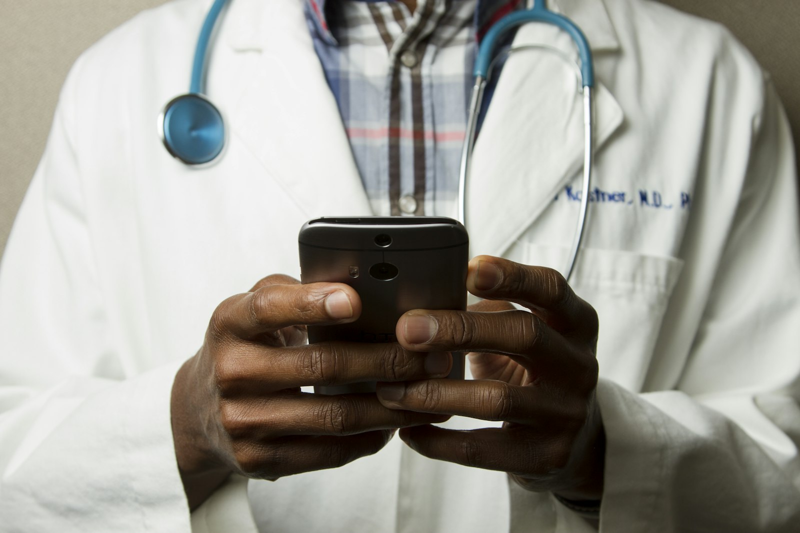 EHR integration with HL7 and FHIR — healthcare data flowing between systems