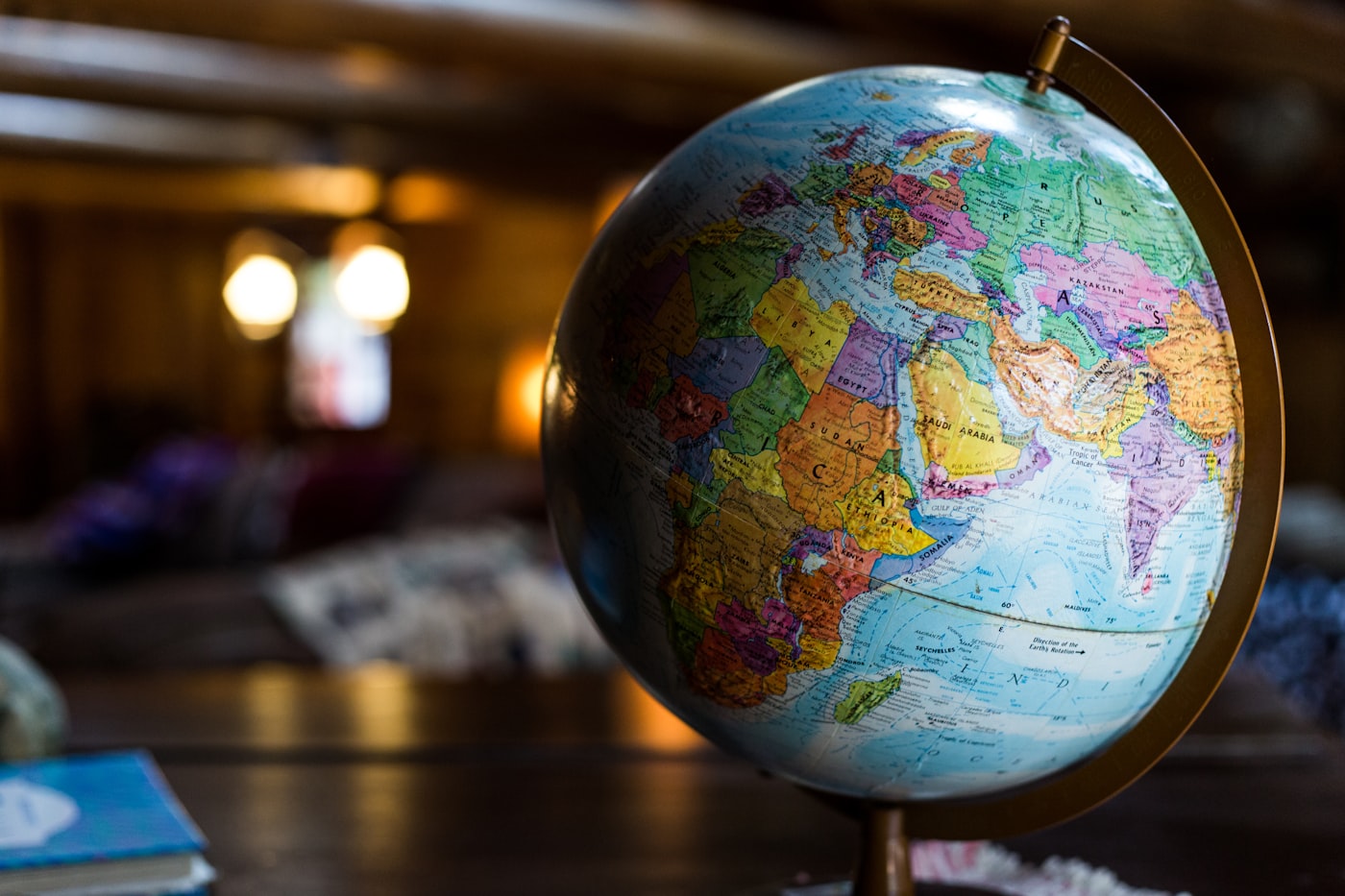 Global mobile audience using smartphones across regions
