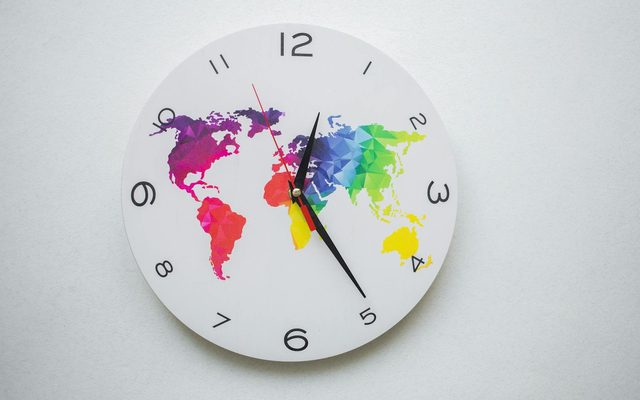 World clock representing CET and ET time zone alignment