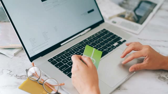 E-commerce & Retail industry cover
