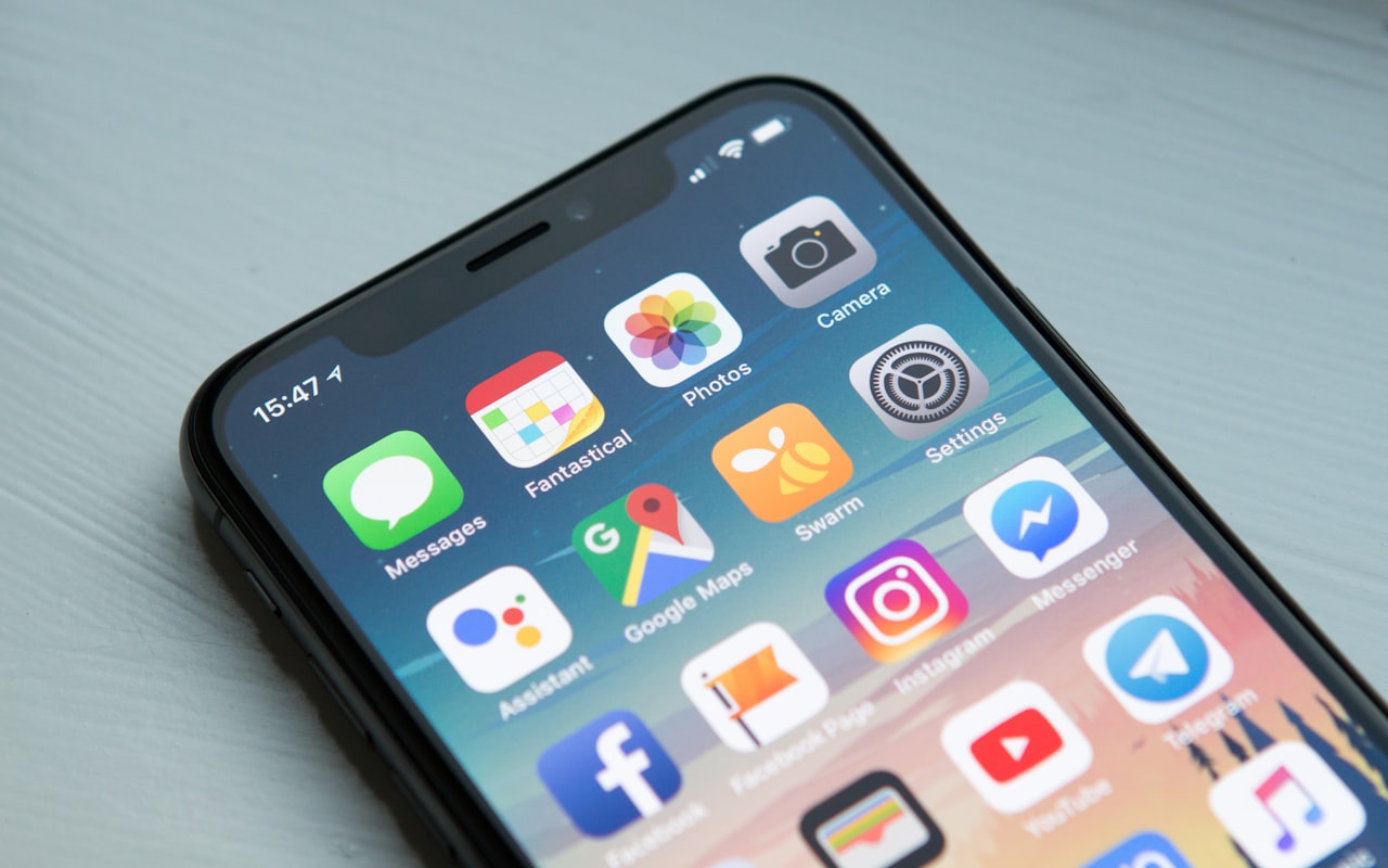 iOS vs Android — iPhones and a Pixel flat-lay